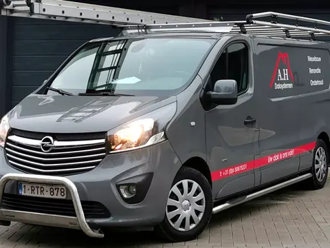 Bedrijfsbus van A.H Daksystemen met logo en telefoonnummer