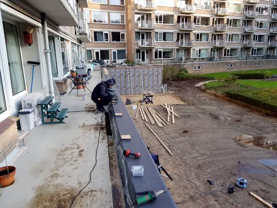 Vakman van A.H Daksystemen aan het werk aan een dakrand